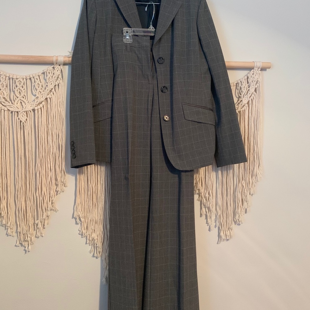 Plaid suit in grey